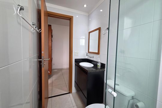 Banheiro de apartamento para alugar com 1 quarto, 49m² em Guilhermina, Praia Grande