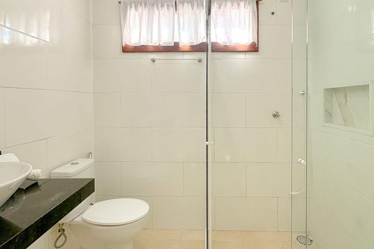 Banheiro de apartamento para alugar com 1 quarto, 33m² em Ingleses do Rio Vermelho, Florianópolis
