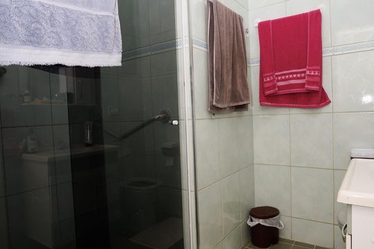 Banheiro de casa à venda com 3 quartos, 100m² em Parque Pinheiros, Taboão da Serra