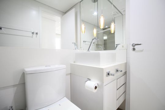 Banheiro de apartamento à venda com 2 quartos, 49m² em Parque Reboucas, São Paulo