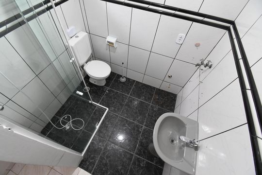 Banheiro de apartamento para alugar com 2 quartos, 35m² em Boa Vista, Curitiba