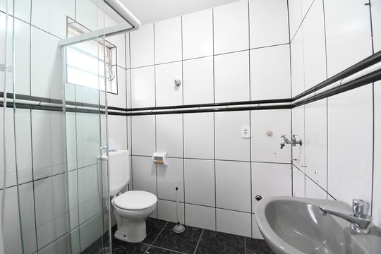 Banheiro de apartamento para alugar com 2 quartos, 35m² em Boa Vista, Curitiba