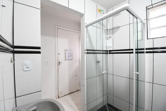 Banheiro de apartamento para alugar com 2 quartos, 35m² em Boa Vista, Curitiba
