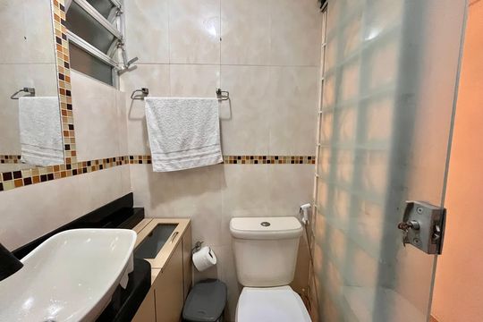 Banheiro  de apartamento à venda com 2 quartos, 45m² em Copacabana, Rio de Janeiro