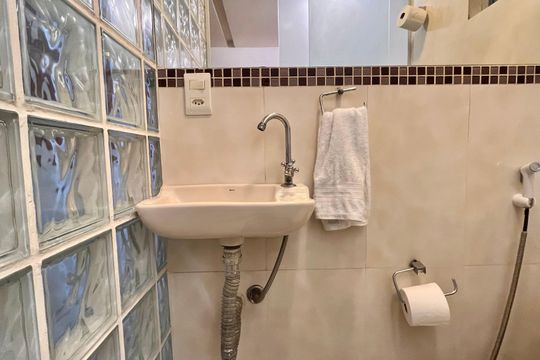 Banheiro  de apartamento à venda com 2 quartos, 45m² em Copacabana, Rio de Janeiro