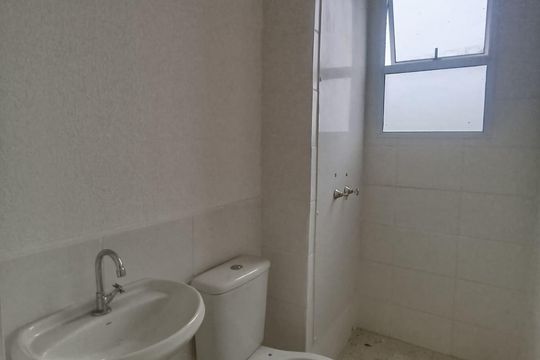 Banheiro de apartamento para alugar com 2 quartos, 41m² em Jardim Alvorada, Nova Iguaçu