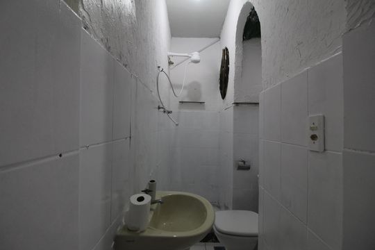 Banheiro de apartamento para alugar com 1 quarto, 40m² em Curicica, Rio de Janeiro