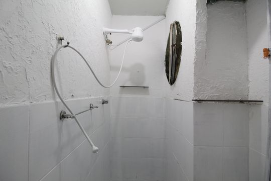 Banheiro de apartamento para alugar com 1 quarto, 40m² em Curicica, Rio de Janeiro