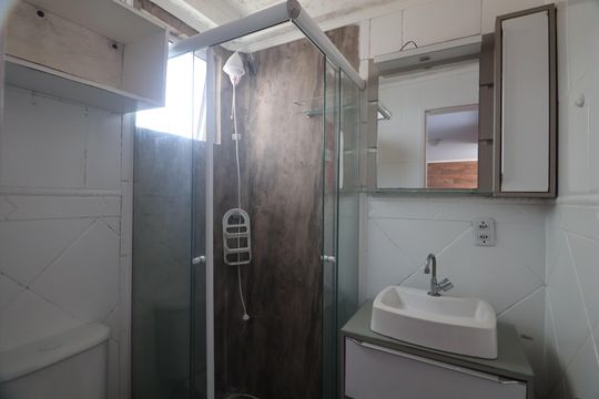 Banheiro  de apartamento para alugar com 2 quartos, 38m² em Mato Grande, Canoas