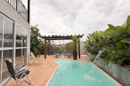 Quintal com piscina de casa de condomínio para alugar com 3 quartos, 400m² em Jardim Promeca, Várzea Paulista