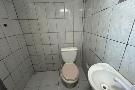 Banheiro de casa para alugar com 1 quarto, 44m² em Marechal Hermes, Rio de Janeiro