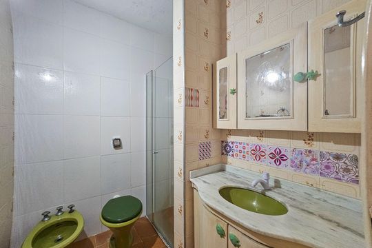 Banheiro de apartamento para alugar com 2 quartos, 89m² em Jardim Las Palmas, Guarujá