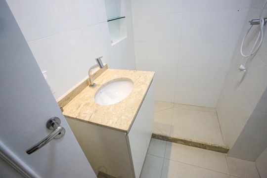 Banheiro de apartamento à venda com 2 quartos, 59m² em Jacarepaguá, Rio de Janeiro