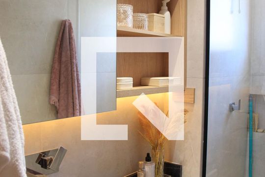 Banheiro de apartamento à venda com 2 quartos, 63m² em Setor Negrão de Lima, Goiânia