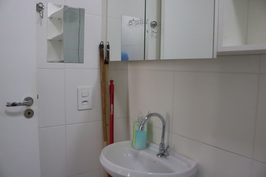 Banheiro de apartamento para alugar com 1 quarto, 28m² em Barra Funda, São Paulo