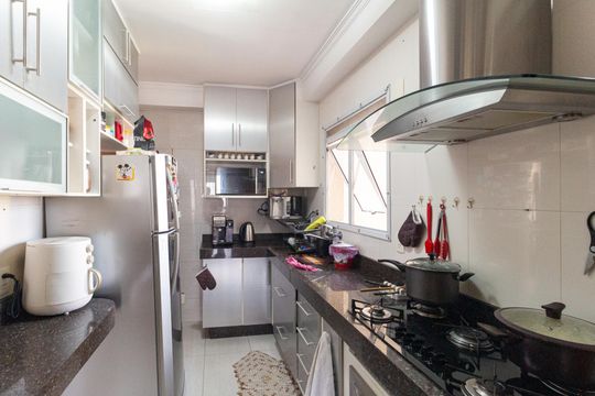 Cozinha e área de serviço de apartamento para alugar com 3 quartos, 90m² em Vila Campesina, Osasco