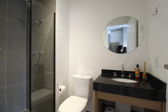Banheiro de kitnet/studio para alugar com 1 quarto, 24m² em Vila Olímpia, São Paulo