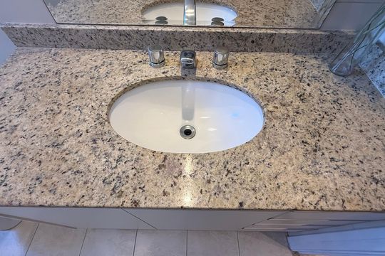 Banheiro Suíte de apartamento para alugar com 5 quartos, 180m² em Vila Luis Antonio, Guarujá