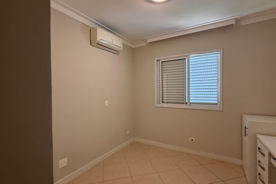 Suíte de apartamento para alugar com 5 quartos, 180m² em Vila Luis Antonio, Guarujá