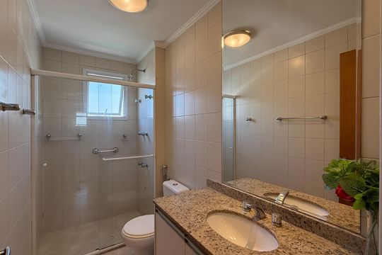 Banheiro Suíte de apartamento para alugar com 5 quartos, 180m² em Vila Luis Antonio, Guarujá