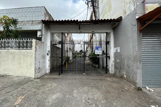 Fachada + placa de casa para alugar com 2 quartos, 56m² em Osvaldo Cruz, Rio de Janeiro