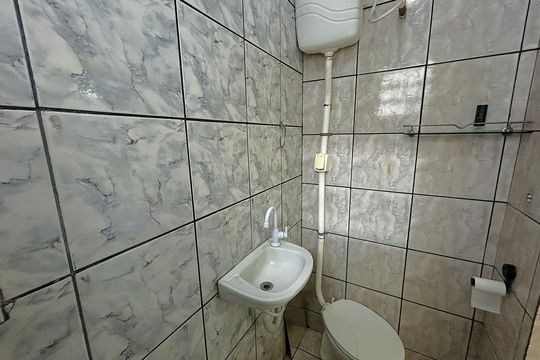 Banheiro de casa para alugar com 2 quartos, 56m² em Osvaldo Cruz, Rio de Janeiro