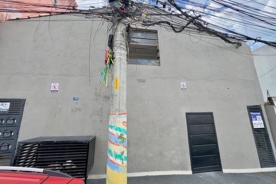 Placa instalada na fachada do imóvel  de kitnet/studio para alugar com 1 quarto, 28m² em Recreio São Jorge, Guarulhos