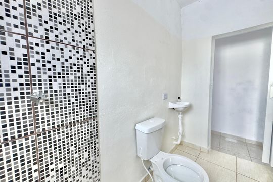 Banheiro de kitnet/studio para alugar com 1 quarto, 28m² em Recreio São Jorge, Guarulhos