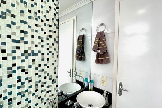 Banheiro de apartamento à venda com 2 quartos, 48m² em Jardim Silvestre, Guarulhos