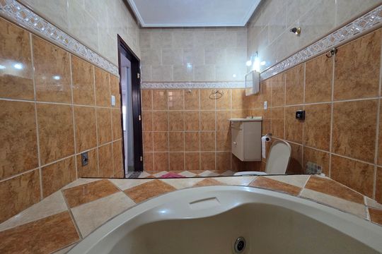 Banheiro da Suíte 1 de casa para alugar com 3 quartos, 130m² em Vila Caiçara, Praia Grande