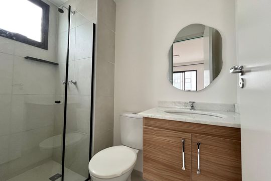 Banheiro da Suíte de apartamento para alugar com 2 quartos, 45m² em Barra Olímpica, Rio de Janeiro