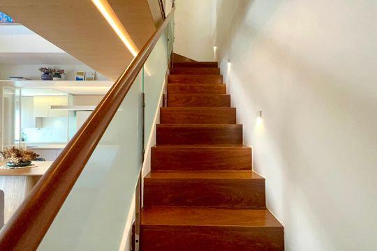 Escada de apartamento para alugar com 2 quartos, 100m² em Pinheiros, São Paulo