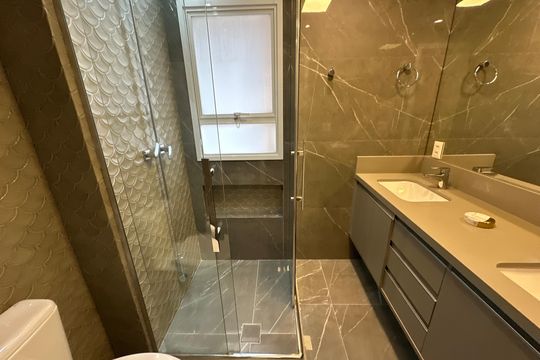 Banheiro da Suíte 1 de apartamento para alugar com 3 quartos, 110m² em Alphaville Empresarial, Barueri