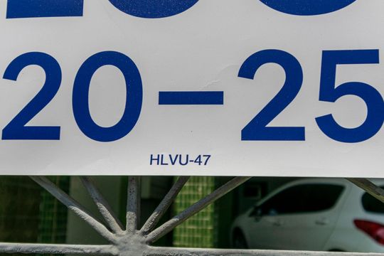 Código da placa de apartamento para alugar com 2 quartos, 45m² em Ramos, Rio de Janeiro