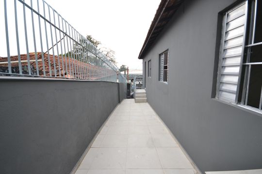 Corredor lateral de casa para alugar com 3 quartos, 150m² em Vila Sonia, São Paulo