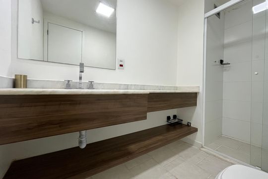 Banheiro de apartamento à venda com 1 quarto, 52m² em Barra da Tijuca, Rio de Janeiro