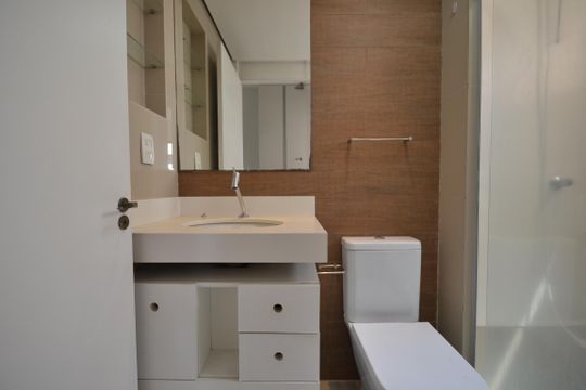 Banheiro de apartamento à venda com 2 quartos, 52m² em Jardim das Vertentes, São Paulo