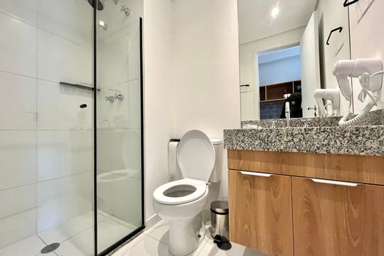 Banheiro de kitnet/studio para alugar com 1 quarto, 22m² em Vila Mariana, São Paulo
