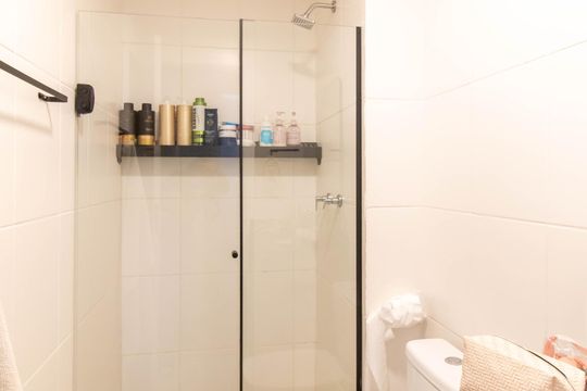 Banheiro de apartamento à venda com 2 quartos, 56m² em Vila Rosalia, Guarulhos