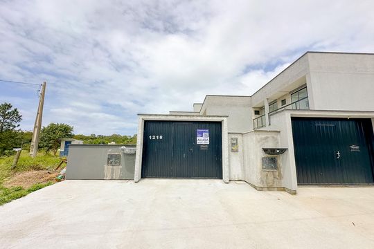 Fachada de casa para alugar com 3 quartos, 157m² em São João do Rio Vermelho, Florianópolis