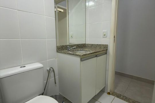 Banheiro social  de apartamento à venda com 2 quartos, 54m² em Águas Claras, Brasília