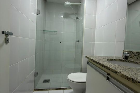 Banheiro social  de apartamento à venda com 2 quartos, 54m² em Águas Claras, Brasília