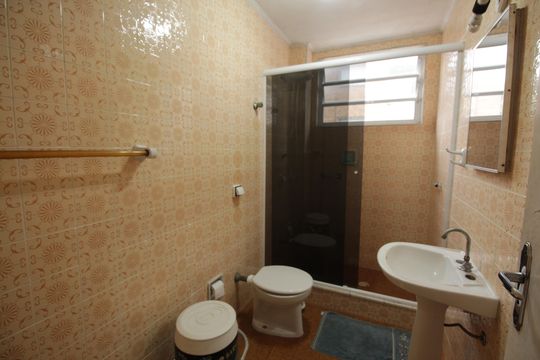 Banheiro de apartamento para alugar com 1 quarto, 54m² em José Menino, Santos