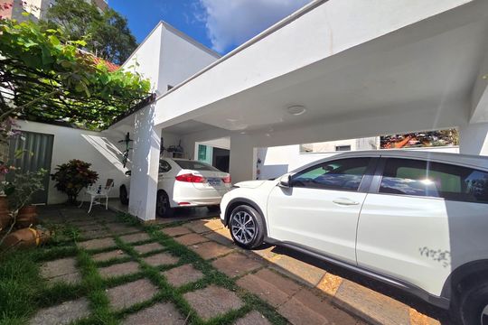 Garagem de casa à venda com 3 quartos, 140m² em Ouro Preto, Belo Horizonte