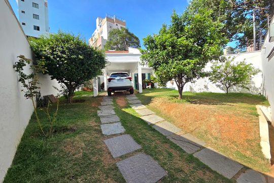 Fachada de casa à venda com 3 quartos, 140m² em Ouro Preto, Belo Horizonte