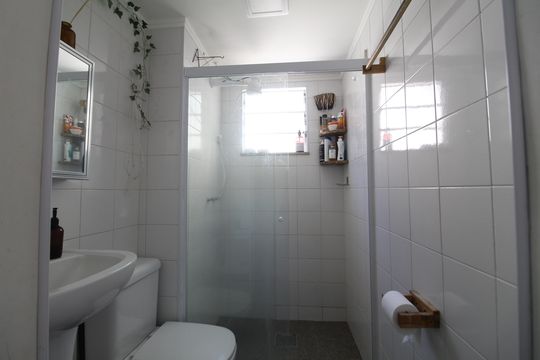 Banheiro de apartamento à venda com 2 quartos, 52m² em Taquara, Rio de Janeiro