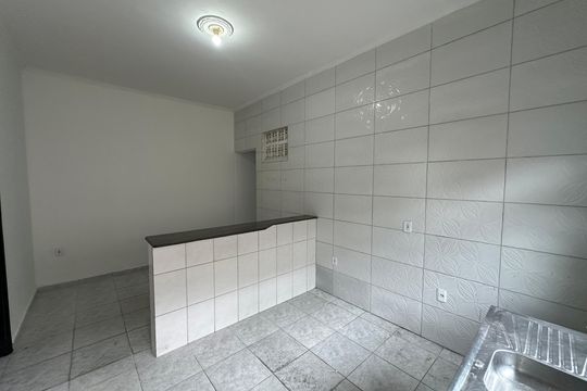 Cozinha de casa para alugar com 2 quartos, 47m² em Vila Mateo Bei, São Vicente