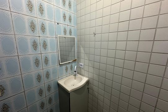 Banheiro de casa para alugar com 2 quartos, 47m² em Vila Mateo Bei, São Vicente