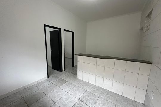 Cozinha de casa para alugar com 2 quartos, 47m² em Vila Mateo Bei, São Vicente