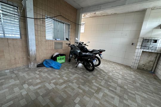 Garagem de casa para alugar com 2 quartos, 47m² em Vila Mateo Bei, São Vicente